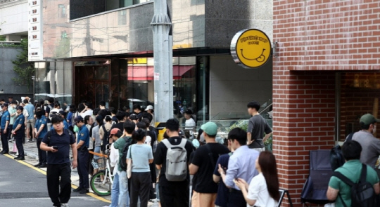 티몬·위메프 판매대금 정산 지연 사태가 이어진 26일 피해자들이 서울 강남구 티몬 입주빌딩에서 환불받기 위해 대기하고 있다. 연합뉴스